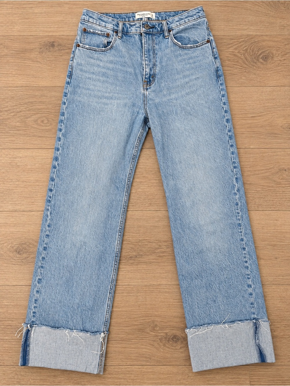 Abercrombie 90’s relaxed Jean cuff bottom size 8 lighter wash boho